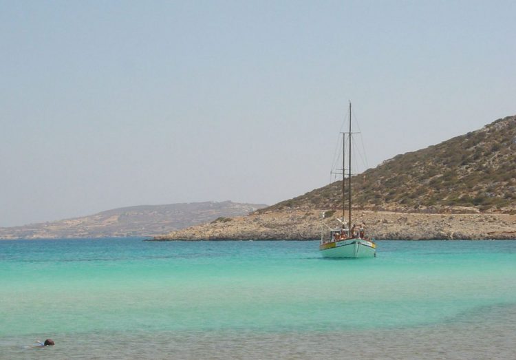 Το μικροσκοπικό «διαμάντι» του Αιγαίου με τις μυθικές παραλίες και τα μαγευτικά σοκάκια