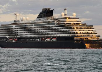 Εντυπωσιακό θέαμα στο λιμάνι του Βόλου – Κατέπλευσε το υπερπολυτελές κρουαζιερόπλοιο με 693 επιβάτες (ΕΙΚΟΝΕΣ)