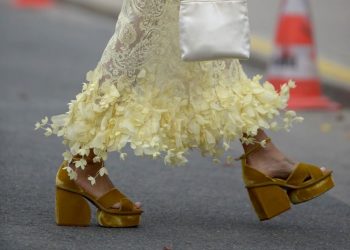 Το απόλυτο trend των ‘70s και ‘00s επέστρεψε – Δες πώς θα φορέσεις πλατφόρμες εν έτει 2025