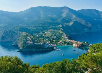Το γραφικό χωριό της Κεφαλονιάς που θυμίζει καρτ ποστάλ