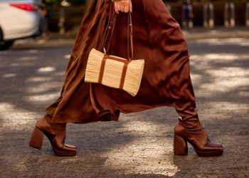 Η τσάντα που φοράνε τώρα οι fashion insiders: Πώς θα την εντάξεις στο look σου φέτος το καλοκαίρι