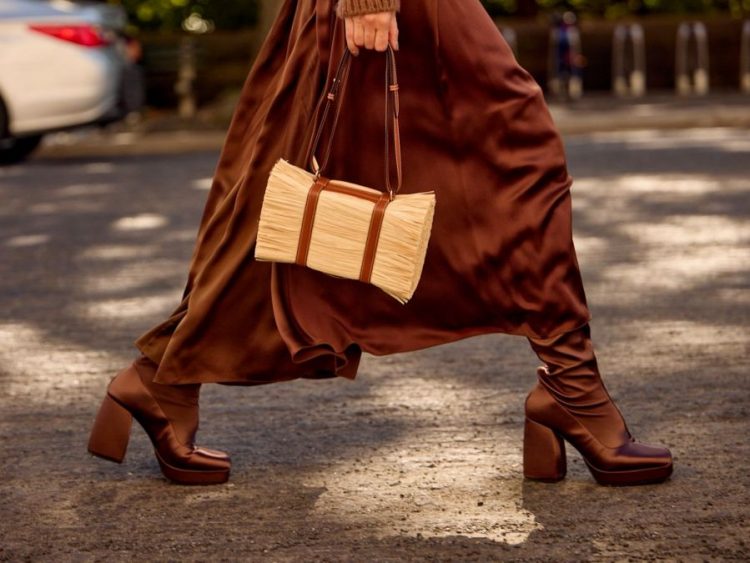 Η τσάντα που φοράνε τώρα οι fashion insiders: Πώς θα την εντάξεις στο look σου φέτος το καλοκαίρι