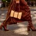Η τσάντα που φοράνε τώρα οι fashion insiders: Πώς θα την εντάξεις στο look σου φέτος το καλοκαίρι