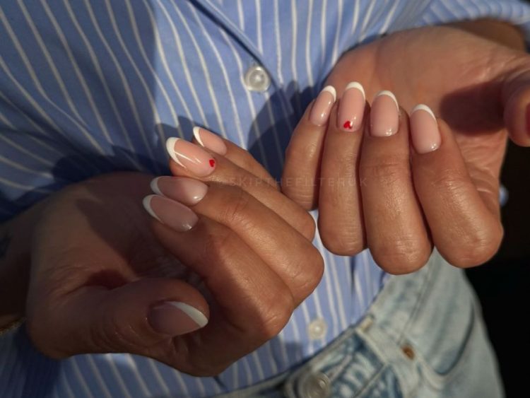 Έσπασε το νύχι σου; 7 minimal manicure που κολακεύουν τέλεια τα κοντά νύχια