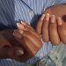 Έσπασε το νύχι σου; 7 minimal manicure που κολακεύουν τέλεια τα κοντά νύχια