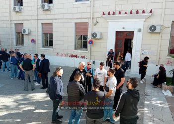 Δικαστήρια Καρδίτσας: Συγκέντρωση συμπαράστασης στους 17 κατηγορούμενους για επεισόδια στον Τύμπανο  (ΕΙΚΟΝΕΣ)