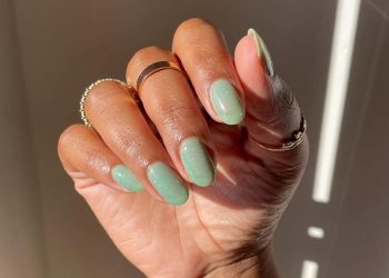 Το manicure του καλοκαιριού ακούει στο όνομα «Limewash nails» και φωνάζει φρεσκάδα