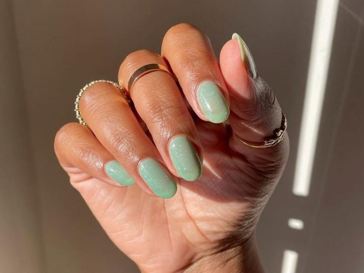 Το manicure του καλοκαιριού ακούει στο όνομα «Limewash nails» και φωνάζει φρεσκάδα