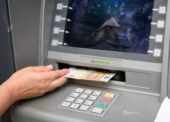 Kοιτάξτε κοντά στο ΑΤΜ – Aν δείτε αυτή τη λεπτομέρεια μην κάνετε ανάληψη χρημάτων