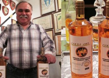 Σμήναρχος εν αποστρατεία φτιάχνει ελληνικό ουίσκι και βάζει τα γυαλιά στους Σκοτσέζους
