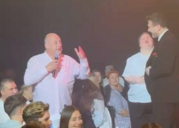 Συγκινητική στιγμή στη συναυλία του Γιάννη Πλούταρχου στον Βόλο – Ο Αχιλλέας Μπέος οδήγησε κορίτσι με αναπηρία στην πίστα (ΒΙΝΤΕΟ)