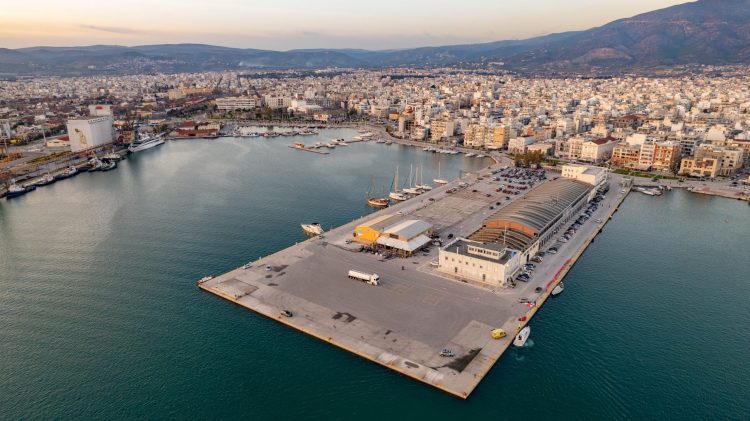 Η ρύπανση στο λιμάνι του Βόλου όπως φαίνεται από ψηλά – Εναέριες ΕΙΚΟΝΕΣ και ΒΙΝΤΕΟ