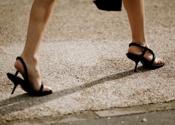 3 super έξυπνα – και απλά – tips για να μη γλιστράνε τα παπούτσια σου