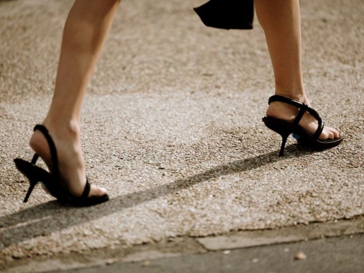 3 super έξυπνα – και απλά – tips για να μη γλιστράνε τα παπούτσια σου