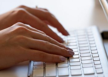 Τι σημαίνουν οι παύλες στα γράμματα F και J στο πληκτρολόγιο