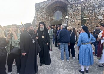 Με λαμπρότητα τελέστηκε ο Εσπερινός του Αγίου Αχιλλίου στον Παλαιόπυργο – Πλήθος πιστών και παραδοσιακή φιλοξενία