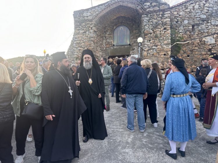 Με λαμπρότητα τελέστηκε ο Εσπερινός του Αγίου Αχιλλίου στον Παλαιόπυργο – Πλήθος πιστών και παραδοσιακή φιλοξενία