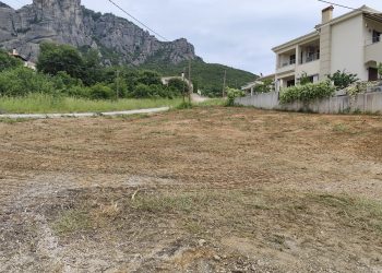 Σε εξέλιξη ο καθαρισμός δημοτικών οικοπέδων από τον Δήμο Μετεώρων