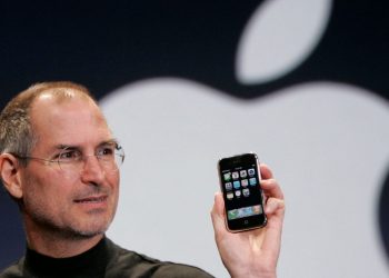 Ο Steve Jobs το 2007 ανέβηκε στη σκηνή με ένα iPhone ελάχιστα λειτουργικό – Πώς κατέληξε σε θρίαμβο