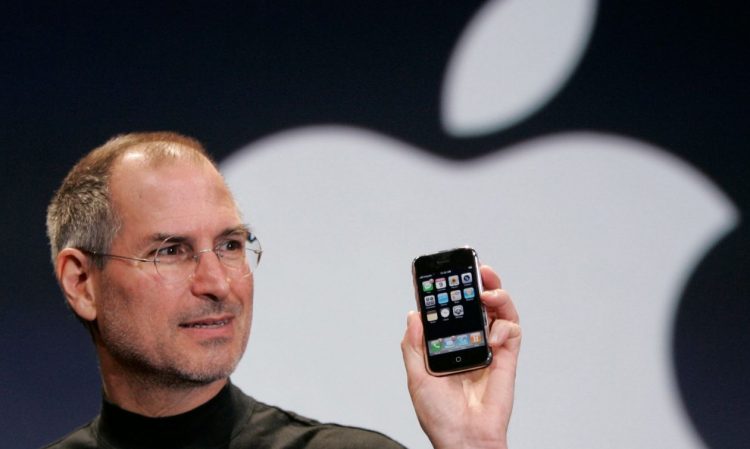 Ο Steve Jobs το 2007 ανέβηκε στη σκηνή με ένα iPhone ελάχιστα λειτουργικό – Πώς κατέληξε σε θρίαμβο
