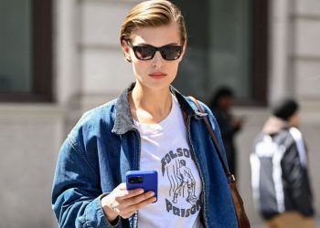 Jean jacket: Το μπουφάν της άνοιξης είναι denim & σου δείχνουμε τις 3 αποχρώσεις που θα σε κερδίσουν