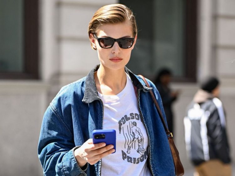 Jean jacket: Το μπουφάν της άνοιξης είναι denim & σου δείχνουμε τις 3 αποχρώσεις που θα σε κερδίσουν