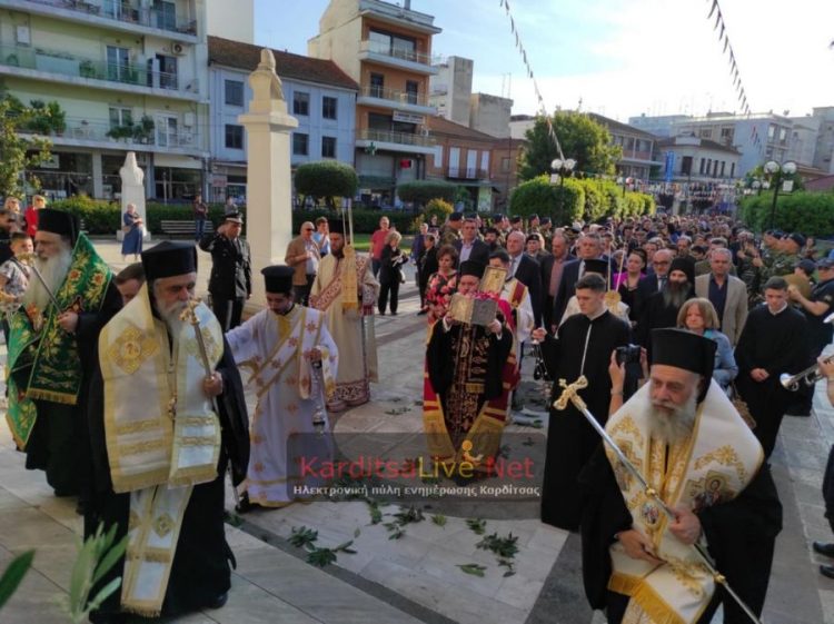 Την τίμια κάρα του πολιούχου της Αγίου Σεραφείμ, υποδέχτηκε η Καρδίτσα (ΕΙΚΟΝΕΣ – ΒΙΝΤΕΟ)