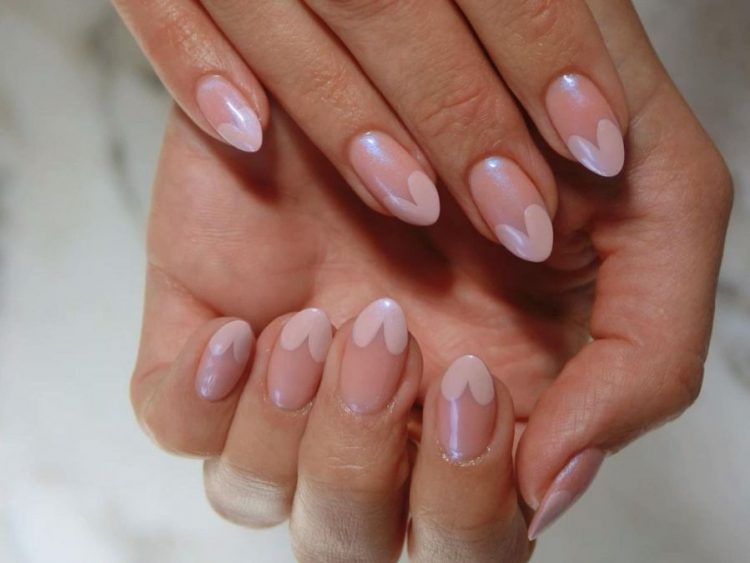 Baby pink: Η ροζ απόχρωση στα νύχια που θυμίζει «μαλλί της γριάς» και ξυπνά παιδικές αναμνήσεις