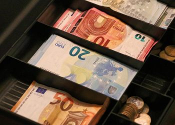 Βόλος: Μπούκαρε σε αρτοποιείο και έκλεψε την ταμειακή μηχανή μπροστά στα μάτια των υπαλλήλων