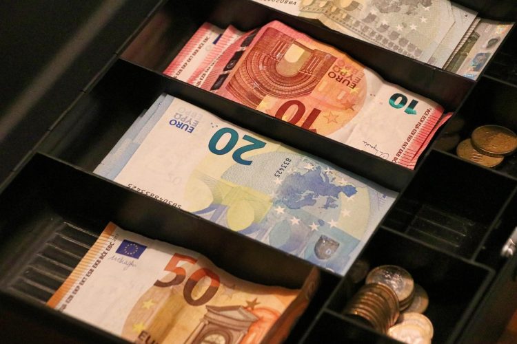 Βόλος: Μπούκαρε σε αρτοποιείο και έκλεψε την ταμειακή μηχανή μπροστά στα μάτια των υπαλλήλων