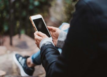 Τέλος εποχής για τις θήκες στα κινητά τηλέφωνα: Η νέα τάση και το ερώτημα «τολμάτε;»