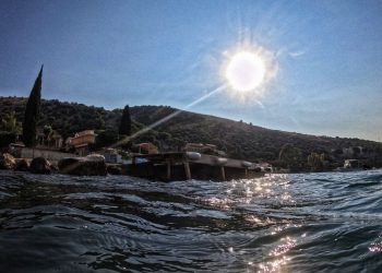 Αυτή είναι η παραλία δίπλα στην Αθήνα με τις τοπ κριτικές στο Google