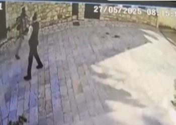 Ένοπλη ληστεία στα Καλάβρυτα: Πυροβόλησαν με καλάσνικοφ για να κλέψουν €1.000 – Βίντεο ντοκουμέντο