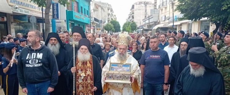 Με λαμπρότητα και κατάνυξη η Καρδίτσα υποδέχθηκε την Αγία Ζώνη της Παναγίας (ΕΙΚΟΝΕΣ – ΒΙΝΤΕΟ)
