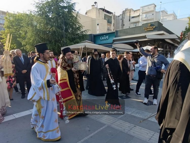 Την τίμια κάρα του πολιούχου της Αγίου Σεραφείμ, υποδέχτηκε η Καρδίτσα (ΕΙΚΟΝΕΣ – ΒΙΝΤΕΟ)