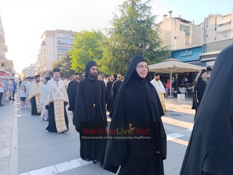Την τίμια κάρα του πολιούχου της Αγίου Σεραφείμ, υποδέχτηκε η Καρδίτσα (ΕΙΚΟΝΕΣ – ΒΙΝΤΕΟ)
