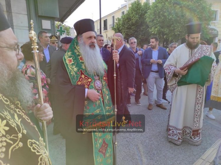 Την τίμια κάρα του πολιούχου της Αγίου Σεραφείμ, υποδέχτηκε η Καρδίτσα (ΕΙΚΟΝΕΣ – ΒΙΝΤΕΟ)