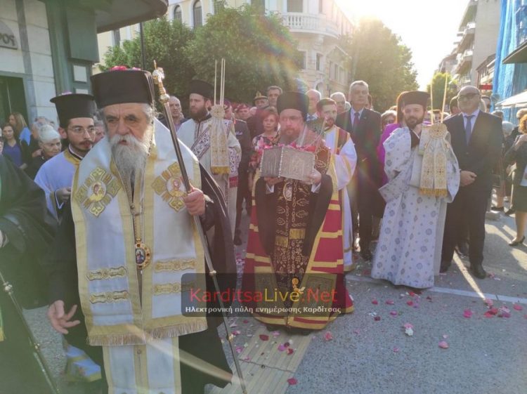 Την τίμια κάρα του πολιούχου της Αγίου Σεραφείμ, υποδέχτηκε η Καρδίτσα (ΕΙΚΟΝΕΣ – ΒΙΝΤΕΟ)