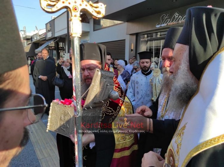 Την τίμια κάρα του πολιούχου της Αγίου Σεραφείμ, υποδέχτηκε η Καρδίτσα (ΕΙΚΟΝΕΣ – ΒΙΝΤΕΟ)