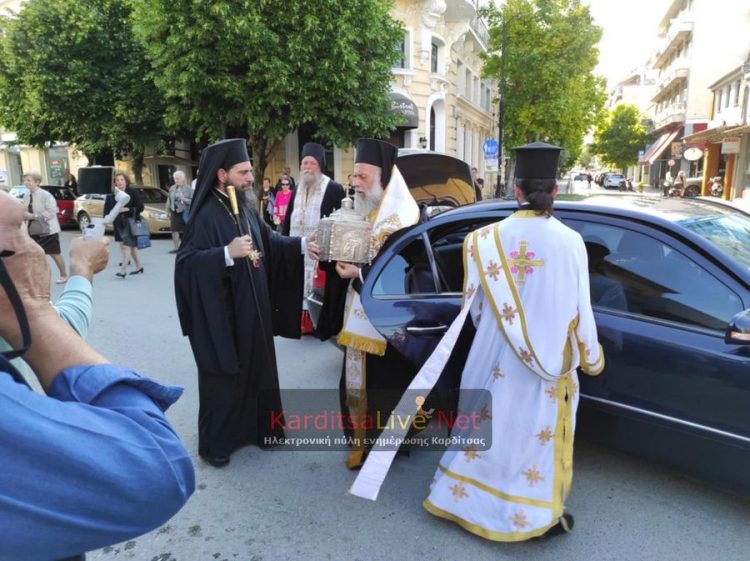 Την τίμια κάρα του πολιούχου της Αγίου Σεραφείμ, υποδέχτηκε η Καρδίτσα (ΕΙΚΟΝΕΣ – ΒΙΝΤΕΟ)