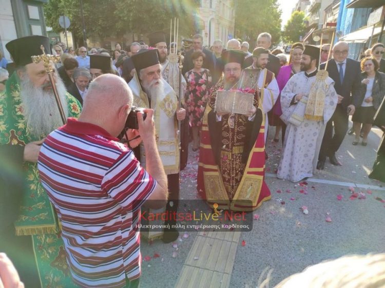 Την τίμια κάρα του πολιούχου της Αγίου Σεραφείμ, υποδέχτηκε η Καρδίτσα (ΕΙΚΟΝΕΣ – ΒΙΝΤΕΟ)