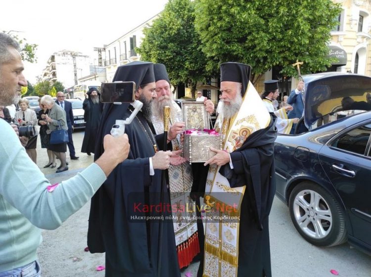 Την τίμια κάρα του πολιούχου της Αγίου Σεραφείμ, υποδέχτηκε η Καρδίτσα (ΕΙΚΟΝΕΣ – ΒΙΝΤΕΟ)