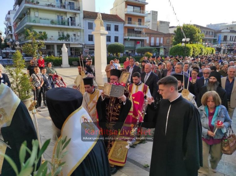 Την τίμια κάρα του πολιούχου της Αγίου Σεραφείμ, υποδέχτηκε η Καρδίτσα (ΕΙΚΟΝΕΣ – ΒΙΝΤΕΟ)