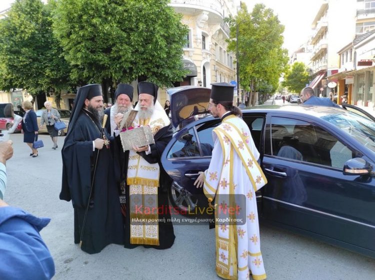 Την τίμια κάρα του πολιούχου της Αγίου Σεραφείμ, υποδέχτηκε η Καρδίτσα (ΕΙΚΟΝΕΣ – ΒΙΝΤΕΟ)