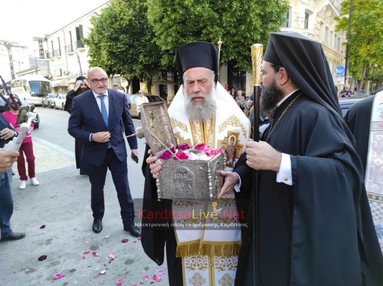 Την τίμια κάρα του πολιούχου της Αγίου Σεραφείμ, υποδέχτηκε η Καρδίτσα (ΕΙΚΟΝΕΣ – ΒΙΝΤΕΟ)