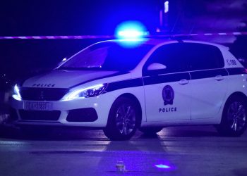 Πανικός στο κέντρο του Βόλου: Άγνωστοι επιτέθηκαν με μαχαίρι σε θαμώνες καταστήματος