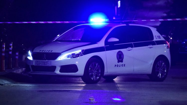 Πανικός στο κέντρο του Βόλου: Άγνωστοι επιτέθηκαν με μαχαίρι σε θαμώνες καταστήματος