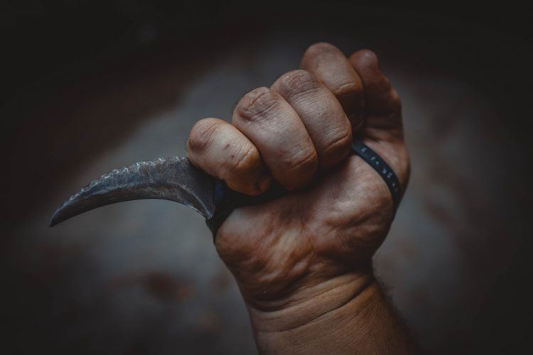 Στη φυλακή 43χρονη Βολιώτισσα – Μαχαίρωσε τον σύντροφό της επειδή νόμιζε ότι την απατούσε