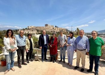 Στο σπίτι και το Αρχείο του Μίκη Θεοδωράκη με αφορμή τα 100 χρόνια από τη γέννησή του η Μαρίνα Κοντοτόλη