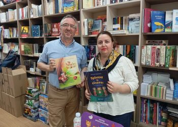 Κοντά στους μικρούς Τρικαλινούς φίλους ο συγγραφέας παιδικών παραμυθιών Παναγιώτης Δημητρόπουλος